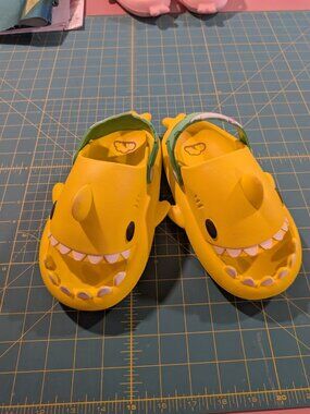 Lemon Yellow Cloud Shark Slides  Kids Size 11.5/12 (200)